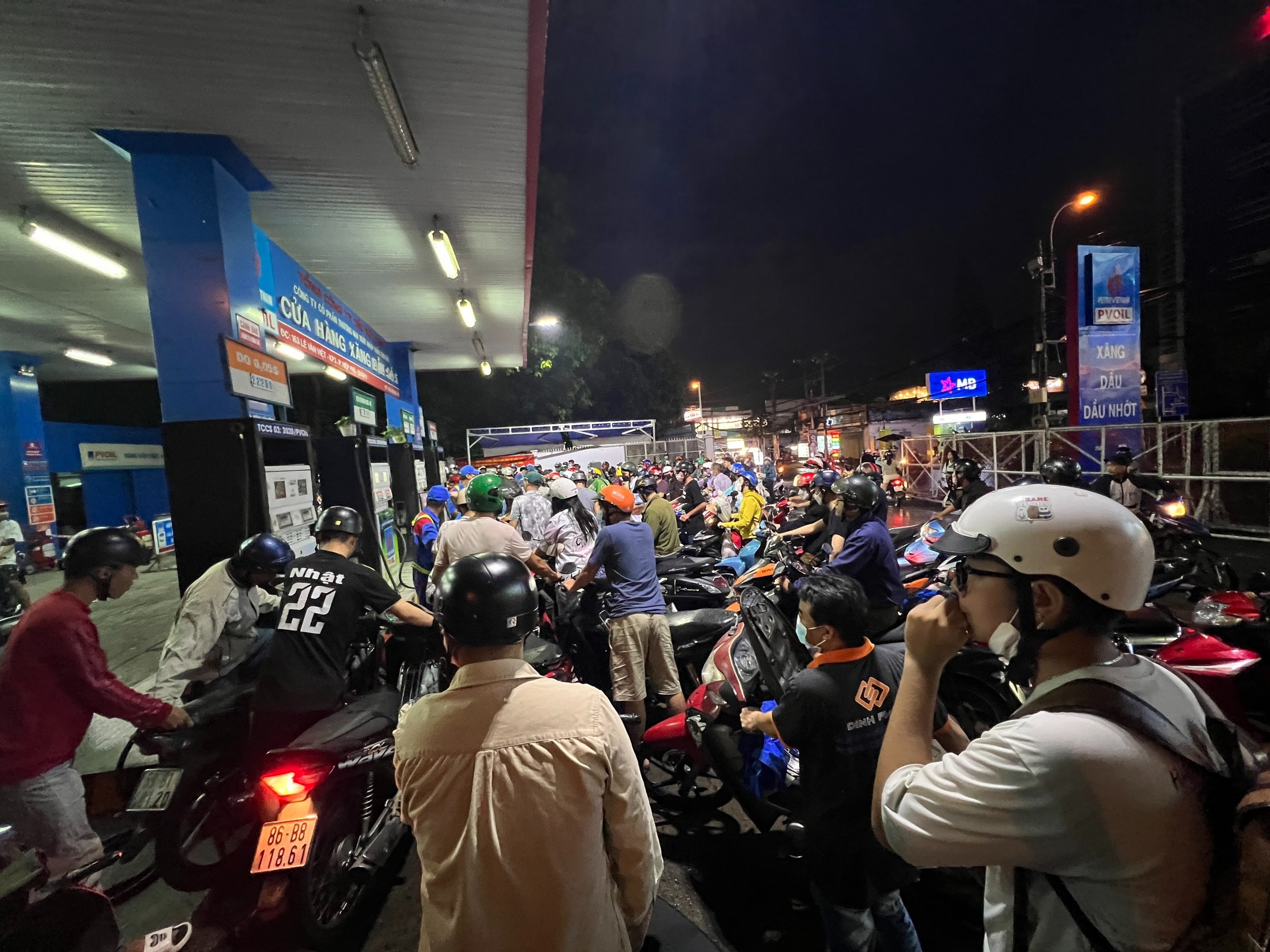 Cập nhật giá xăng dầu hôm nay 11/3/2026: Xăng RON95 tăng hơn 2.000 đồng/lít, dầu diesel lên 30.710 đồng 