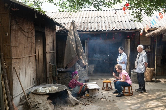 Du khách Pháp nghe kể chuyện về cụ Cỏ tại Lùng Tám