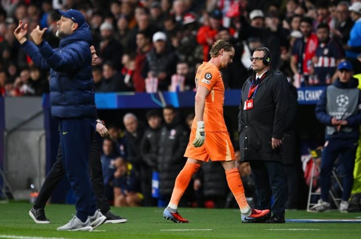 Các cầu thủ Tottenham thất thần sau trận thua thảm hại 2-5 trước Atletico Madrid.