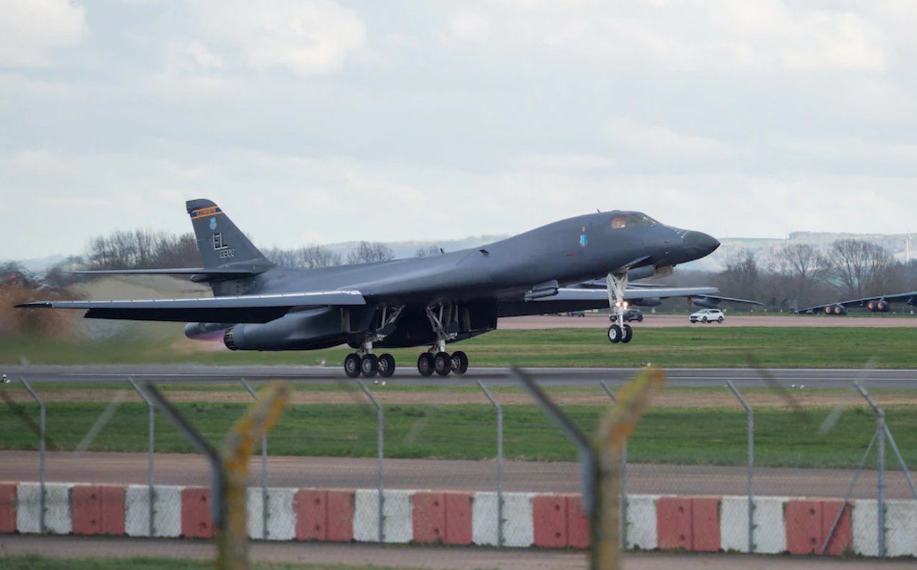 Một máy bay ném bom B-1 Lancer cất cánh từ căn cứ không quân RAF Fairford.