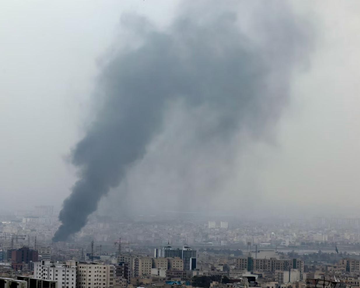Khói dày đặc bao trùm trung tâm Tehran sau cuộc không kích của Mỹ nhằm vào Iran ngày 10-3.