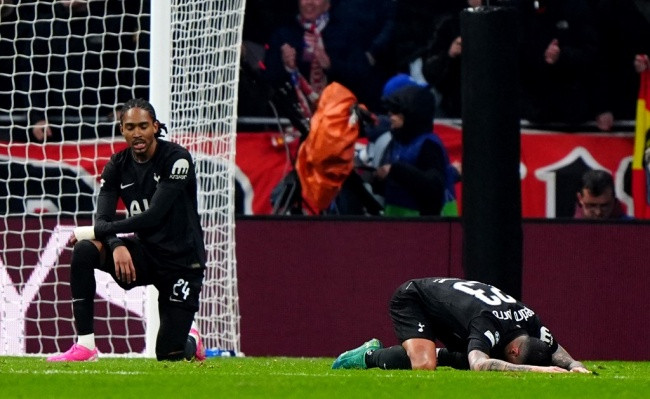 Các cầu thủ Tottenham thất thần sau trận thua đậm tại Champions League.