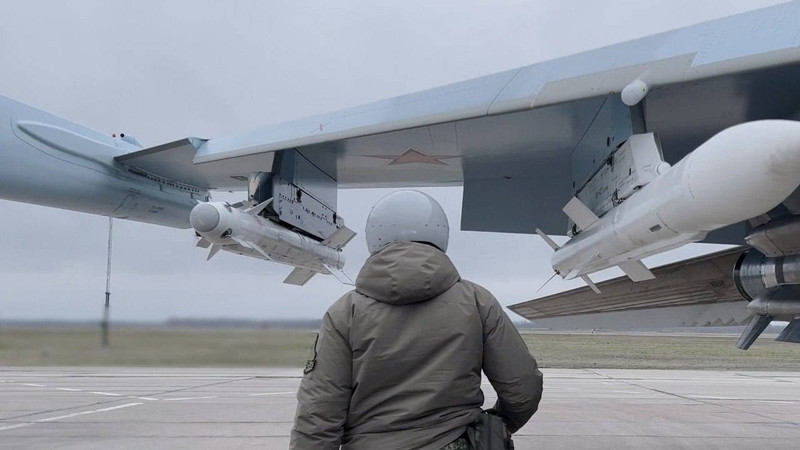 Các loại tên lửa được lắp đặt dưới cánh và thân máy bay Su-35S