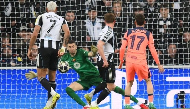 Harvey Barnes ăn mừng bàn thắng mở tỷ số cho Newcastle ở phút 86.
