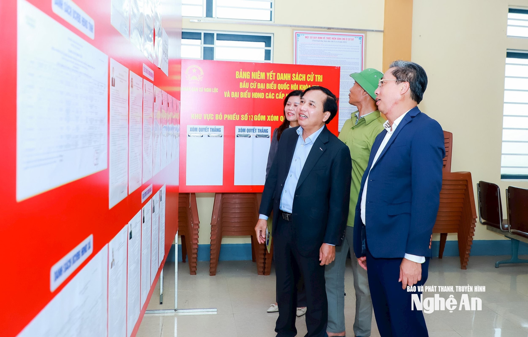 Phó Chủ tịch HĐND tỉnh Nguyễn Như Khôi kiểm tra niêm yết danh sách ứng cử viên tại xóm Quyết Thắng, xã Nghi Lộc. Ảnh: Thành Duy