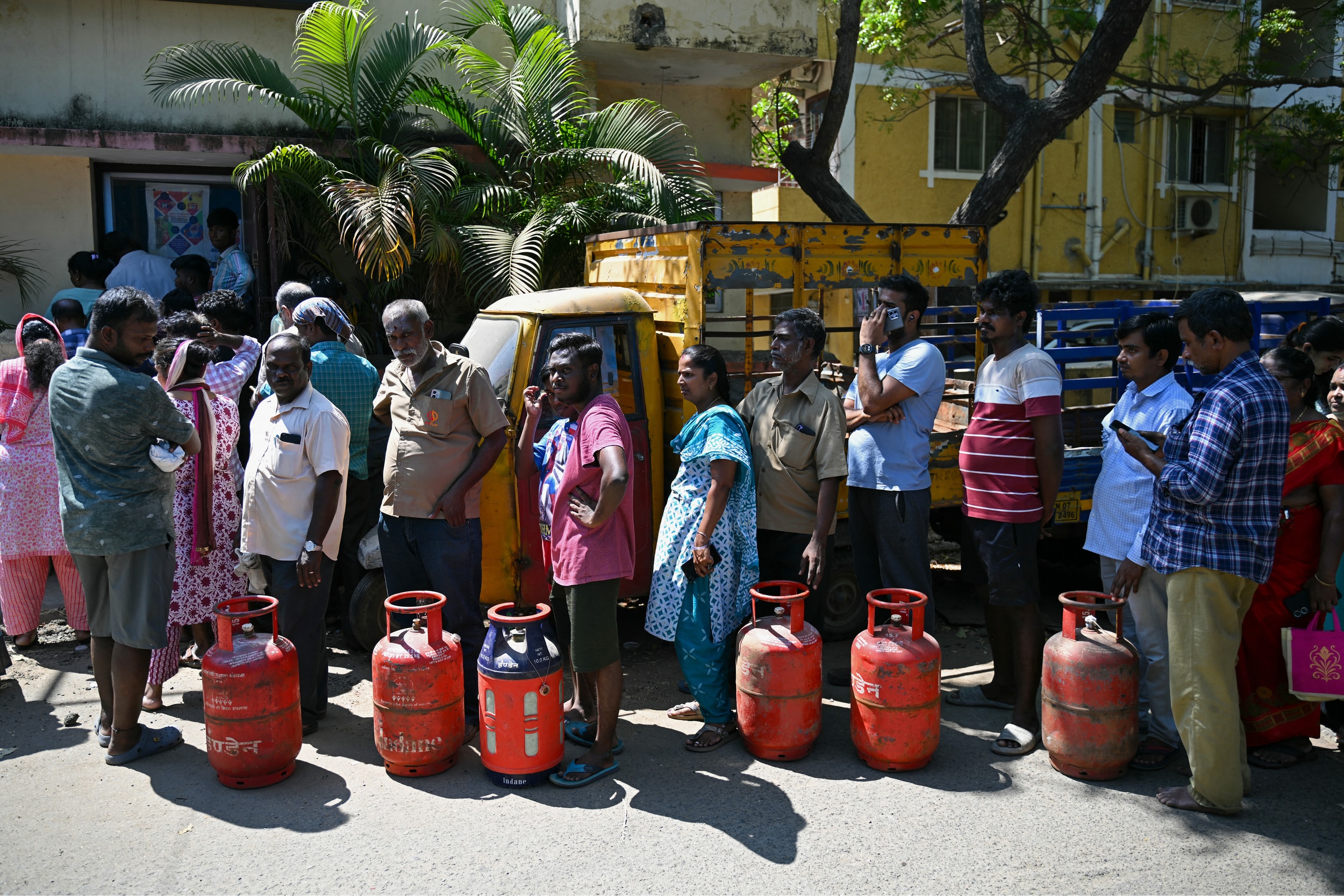 Người dân xếp hàng mua gas sinh hoạt tại Chennai, Ấn Độ ngày 11/3. Hôm 10/3, Ấn Độ đã phải siết chặt kiểm soát nguồn cung khí đốt do ảnh hưởng từ xung đột Trung Đông, làm dấy lên lo ngại về làn sóng đóng cửa hàng loạt của các nhà hàng. Ảnh: AFP