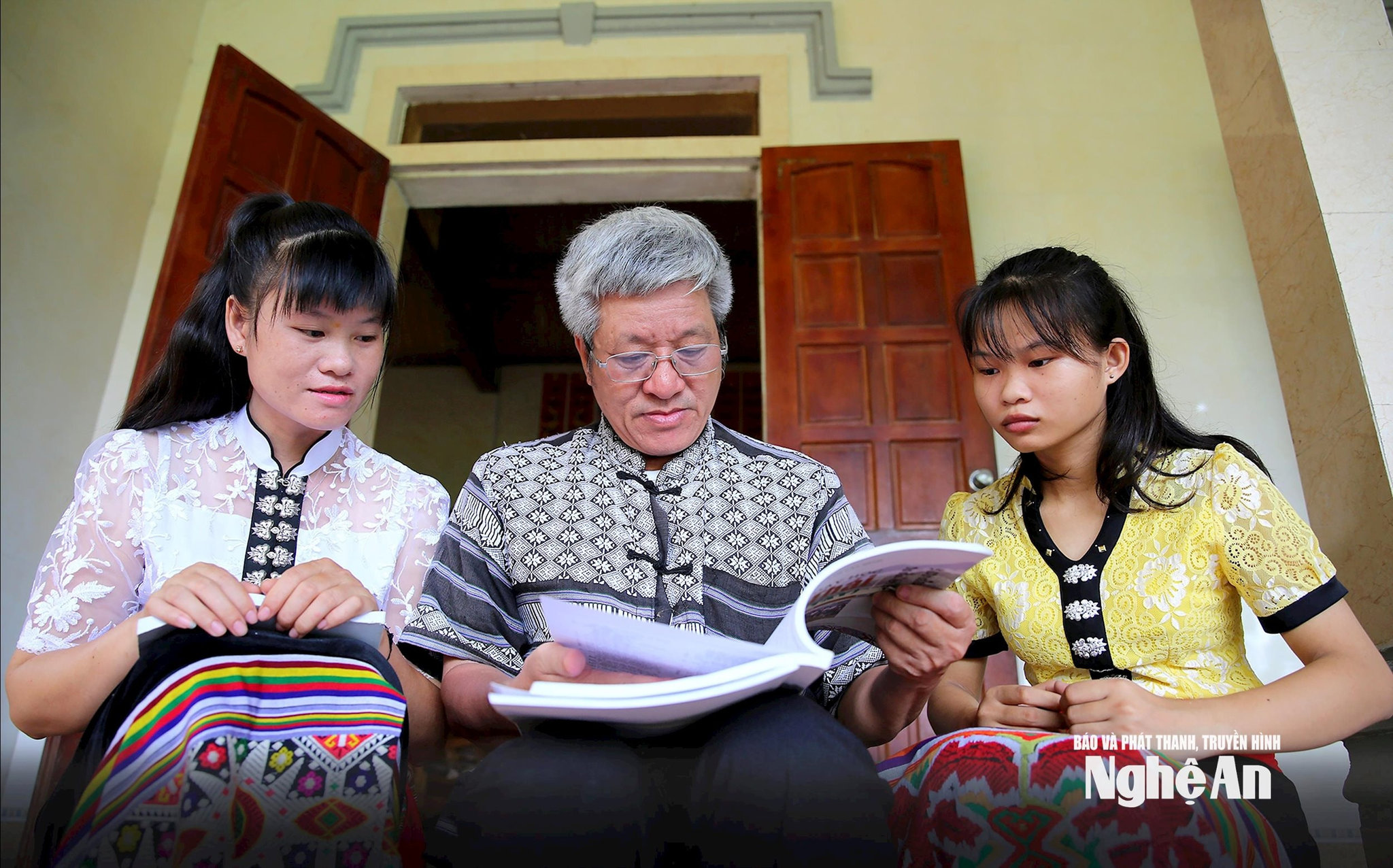 Ông Sầm Văn Bình say sưa truyền dạy chữ Thái.
