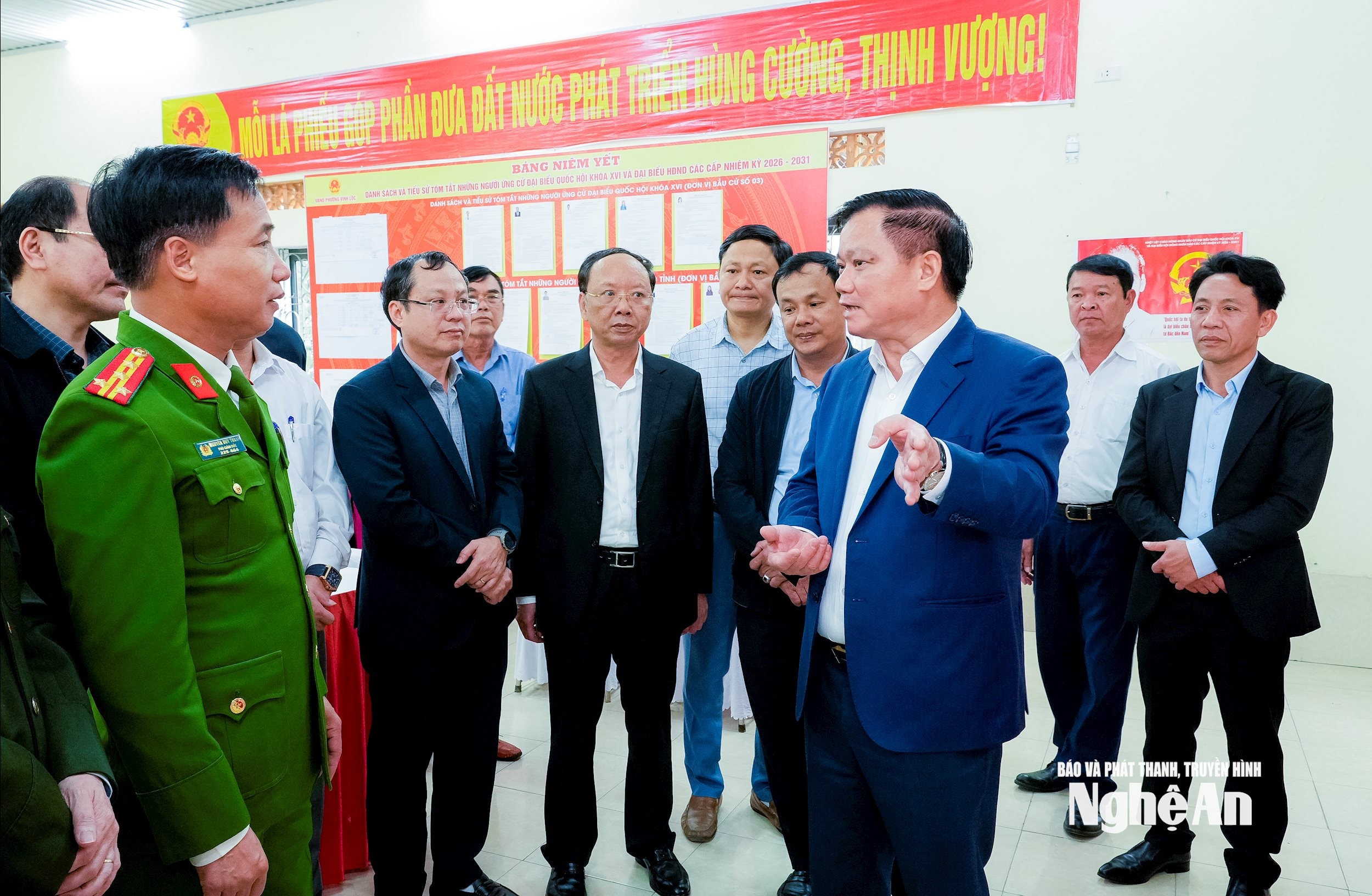 Bí thư Tỉnh uỷ Nguyễn Khắc Thận yêu cầu tăng cường công tác bảo đảm an ninh trật tự, an toàn xã hội tại các điểm bỏ phiếu. Ảnh: Phạm Bằng