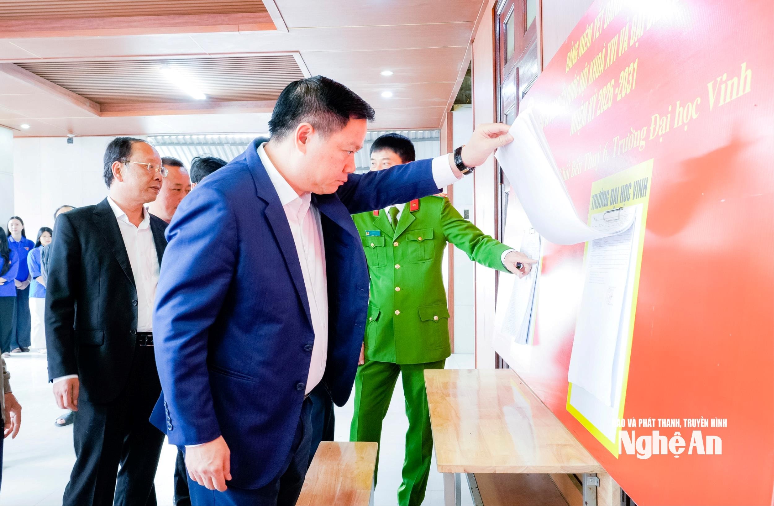 Bí thư Tỉnh ủy Nguyễn Khắc Thận kiểm tra việc niêm yết danh sách cử tri tại điểm bầu cử Trường Đại học Vinh. Phạm B