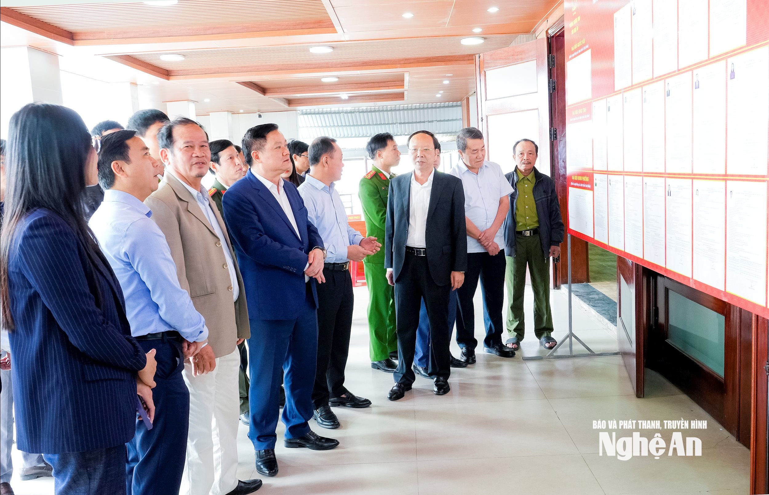 Bí thư Tỉnh ủy Nguyễn Khắc Thận kiểm tra việc niêm yết danh sách các ứng cử viên tại điểm bầu cử Trường Đại học Vinh. Ảnh: Phạm Bằng