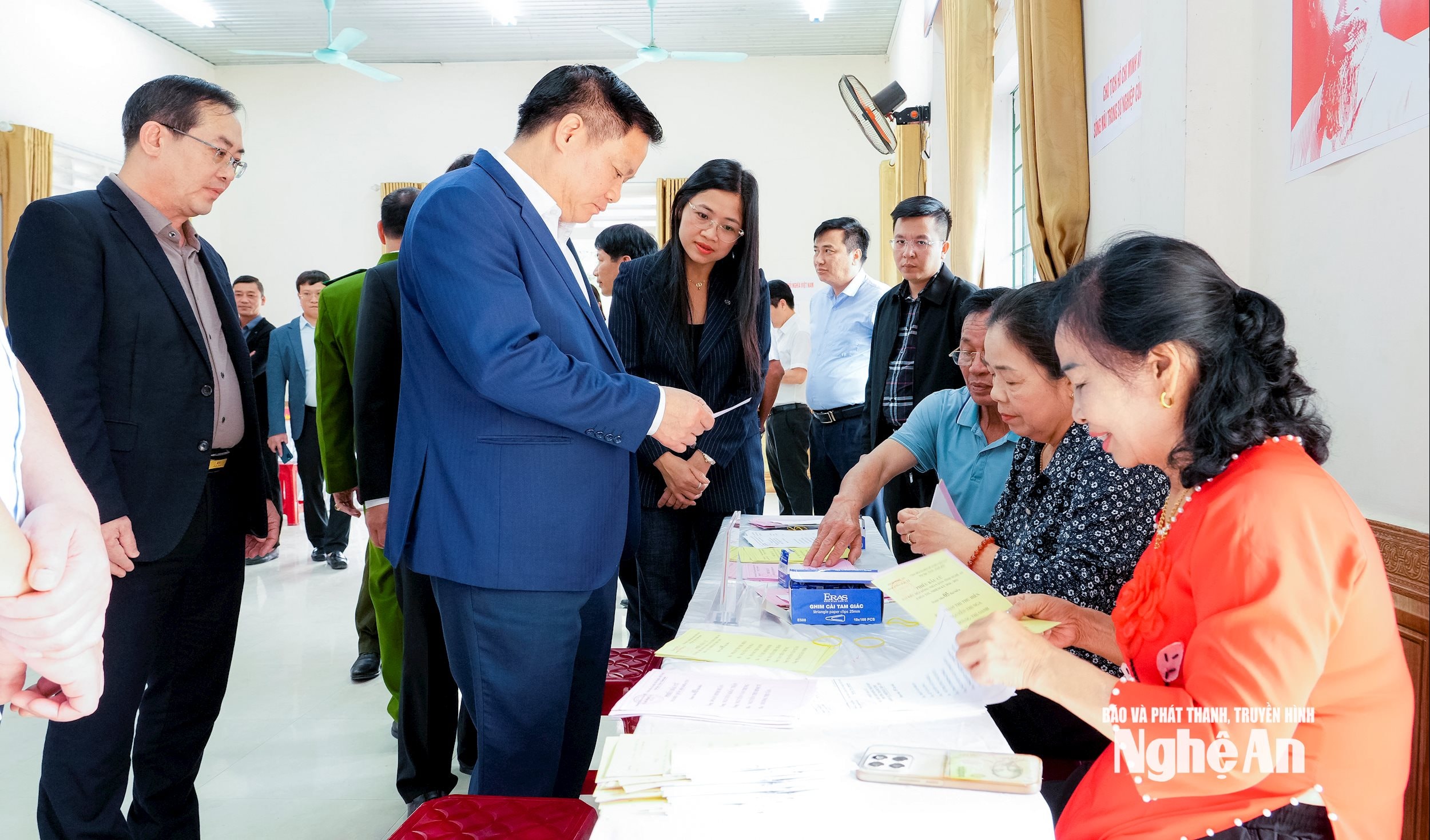 Bí thư Tỉnh ủy Nguyễn Khắc Thận kiểm tra việc in ấn phiếu bầu. Ảnh: Phạm Bằng