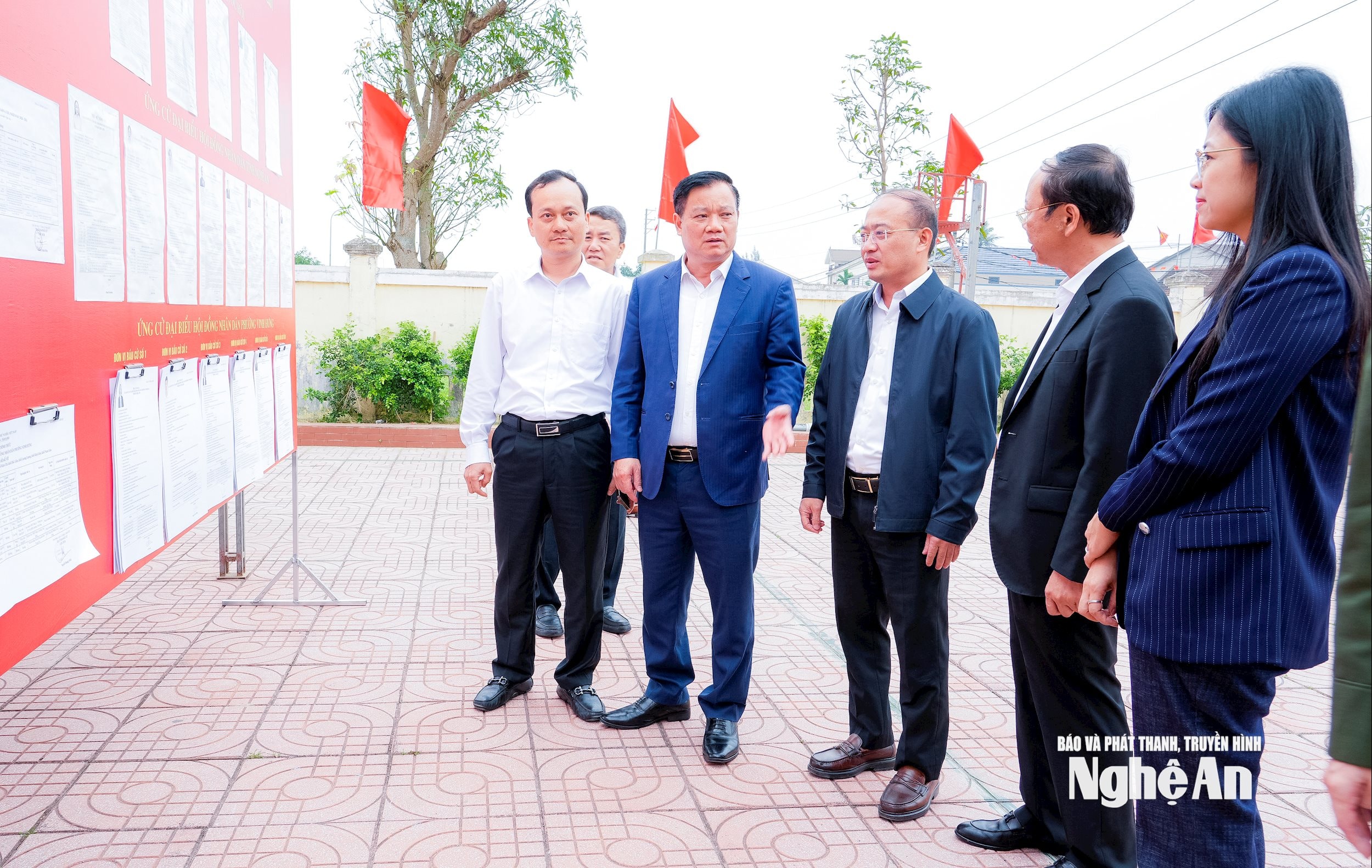 Bí thư Tỉnh ủy Nguyễn Khắc Thận kiểm tra việc niêm yết danh sách cử tri tại điểm bầu cử nhà văn hoá khối Nghi Kim 9 (phường Vinh Hưng). Ảnh: Phạm Bằng