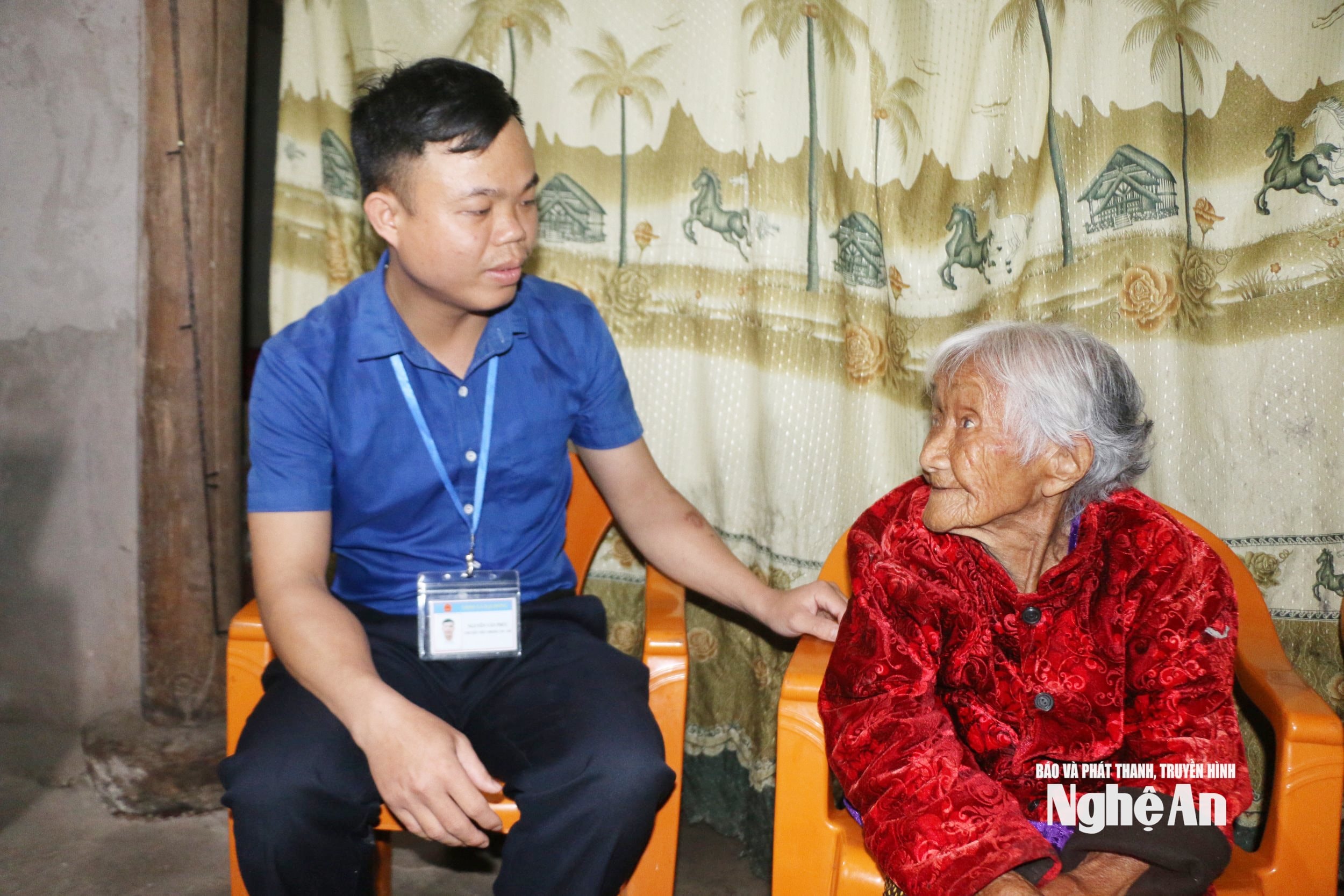 Anh Nguyễn Văn Phúc – Cán bộ chính sách xã Đại Đồng thăm hỏi cụ Nguyễn Thị Bình. Ảnh KL