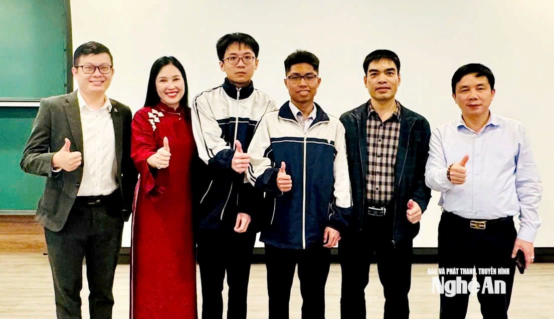 Ban giám hiệu Trường THPT chuyên Phan Bội Châu chụp ảnh lưu niệm cùng các giáo viên bồi dưỡng và các em học sinh trước khi tham dự Kỳ thi Kỳ thi Olympic Toán học Châu Á - Thái Bình Dương. Trong ảnh: Em Nguyễn Hoàng Phương (đứng thứ 3 từ trái sang) và em Lưu Trong Phúc (đứng thứ 4 từ trái sang). Ảnh: NTCC