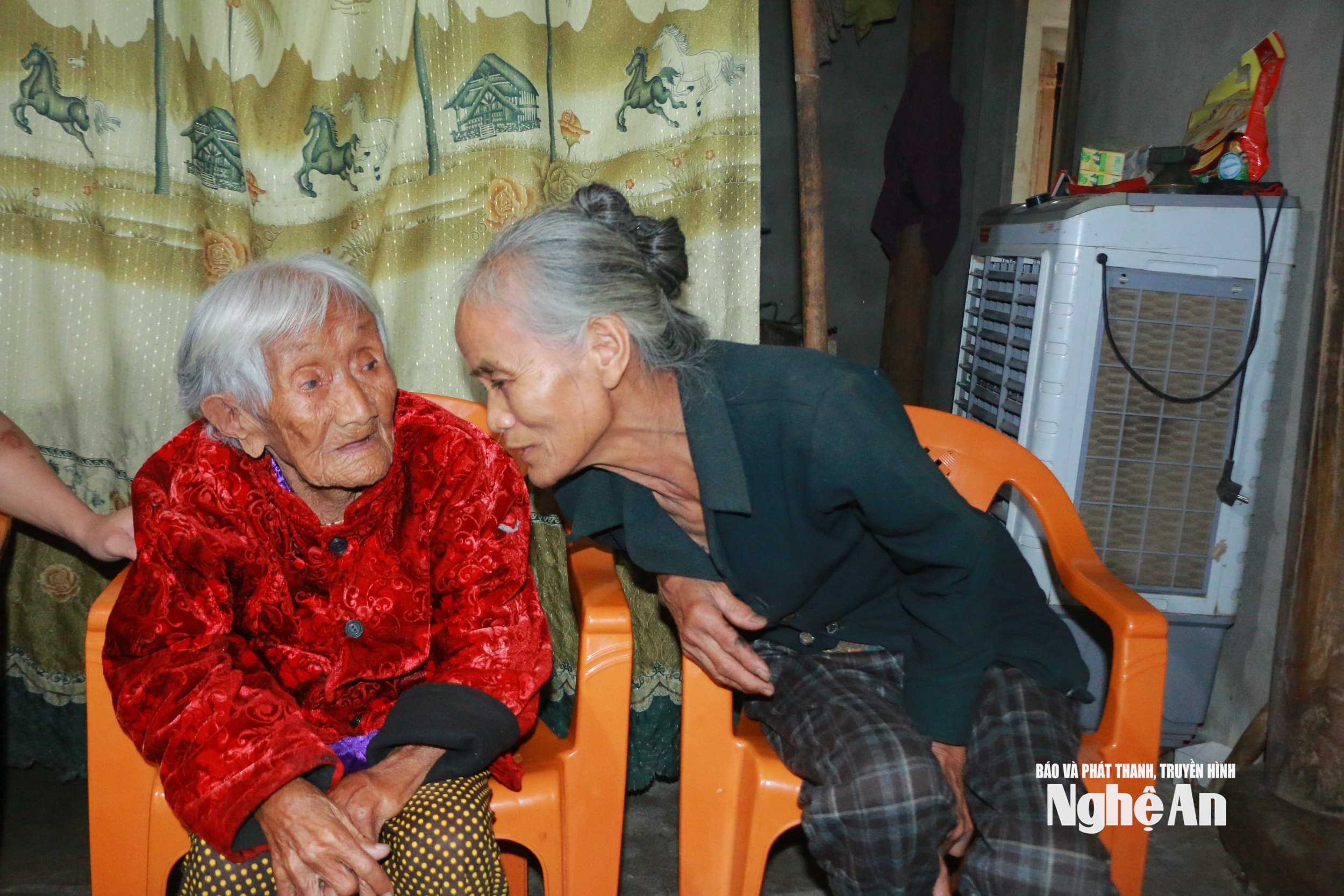 Cụ Nguyễn Thị Bình trò chuyện với con gái ruột Nguyễn Thị Lan. Ảnh KL