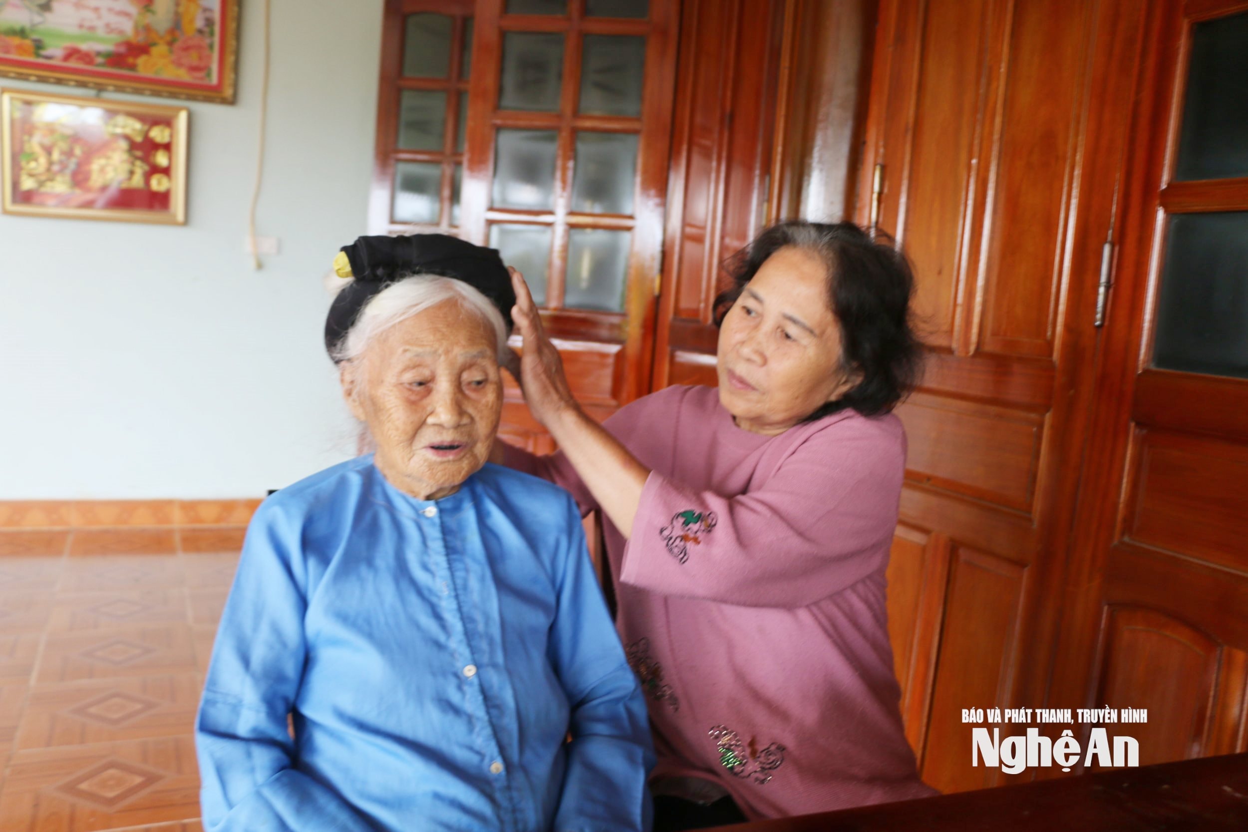Cụ Nguyễn Thị Năm bên con gái Võ Thị Linh. Ảnh KL