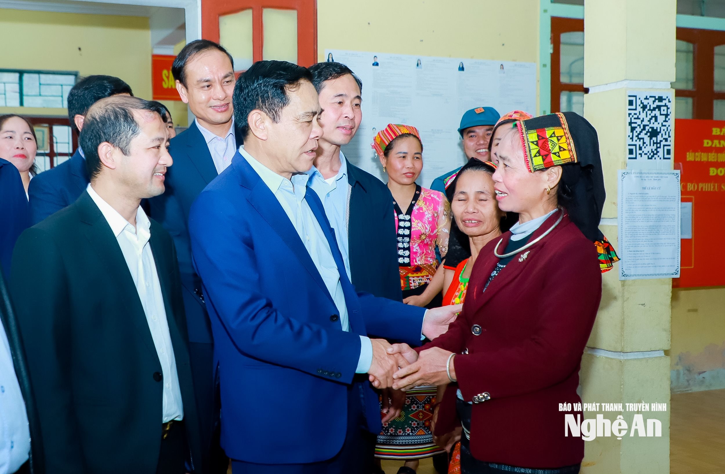 Chủ tịch UBND tỉnh Võ Trọng Hải trò chuyện cùng người dân bản Mọi. Ảnh: Thành Duy