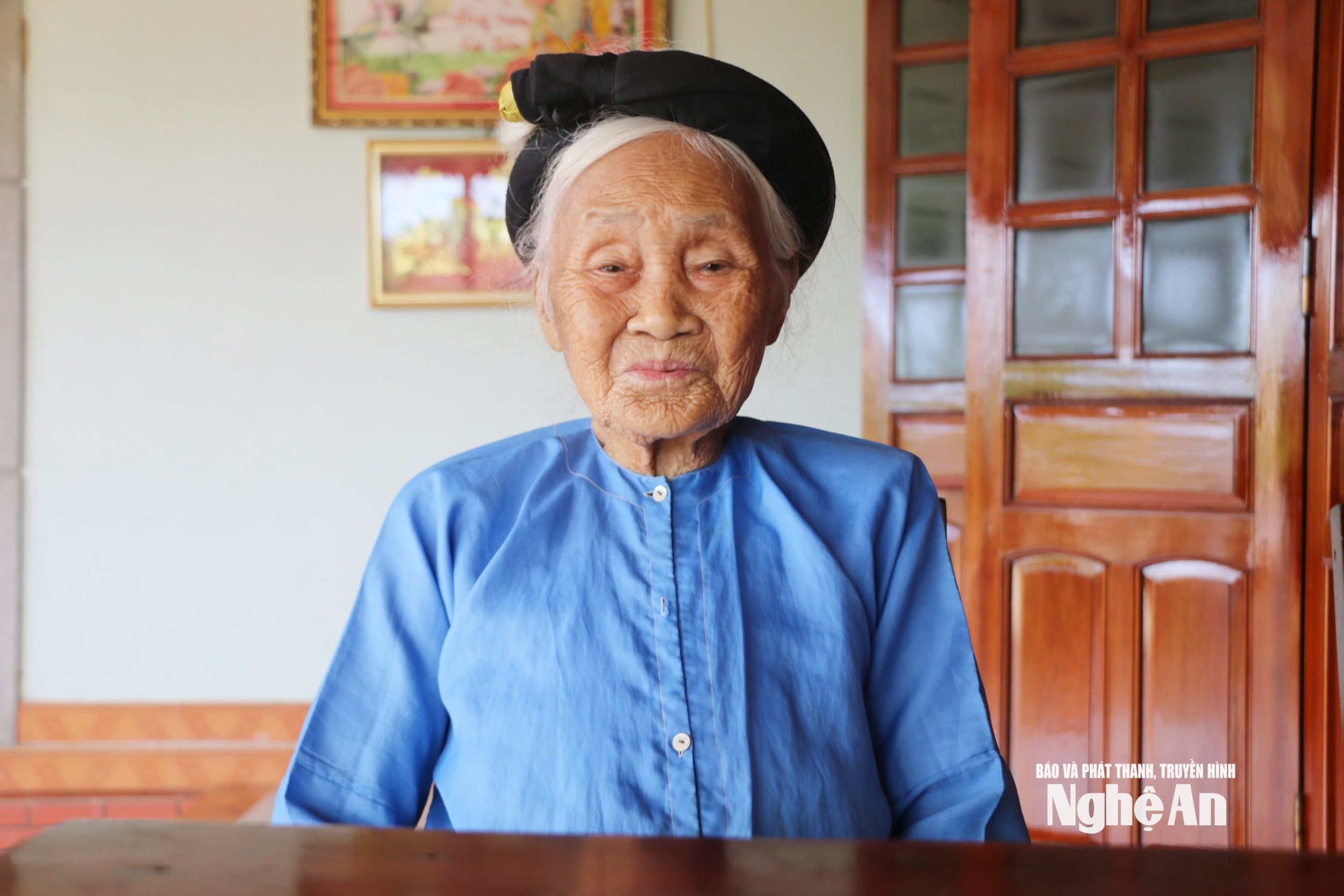 Ở vào tuổi xưa nay hiếm, cụ Nguyễn Thị Năm vẫn minh mẫn, hoạt bát. Ảnh KL