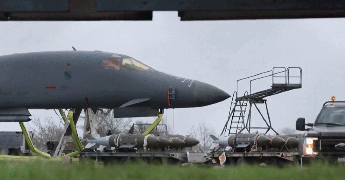 Máy bay ném bom B-1 Lancer nạp vũ khí tại căn cứ RAF Fairford