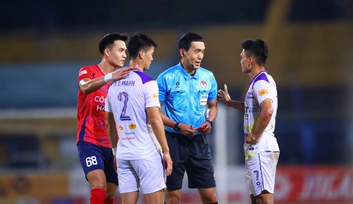 Trọng tài Kim Woo-sung từng cầm còi trận đấu của Công an Hà Nội mùa trước. Ảnh: VPF.