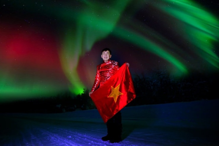 Hiện tượng cực quang rực rỡ trên bầu trời Murmansk