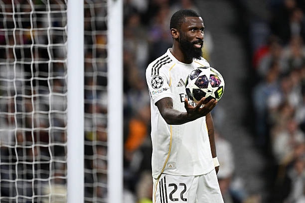 Antonio Rudiger khóa chặt Erling Haaland suốt trận đấu.