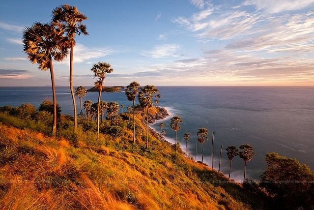 Mũi Laem Phromthep, điểm ngắm hoàng hôn nổi tiếng gần bãi biển Shadow Beach.