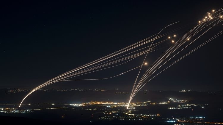 Người dùng mạng xã hội thảo luận về Iron Dome