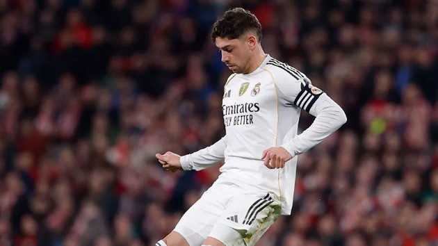 Cầu thủ Man City thất vọng khi không thể ngăn chặn hàng công Real Madrid.