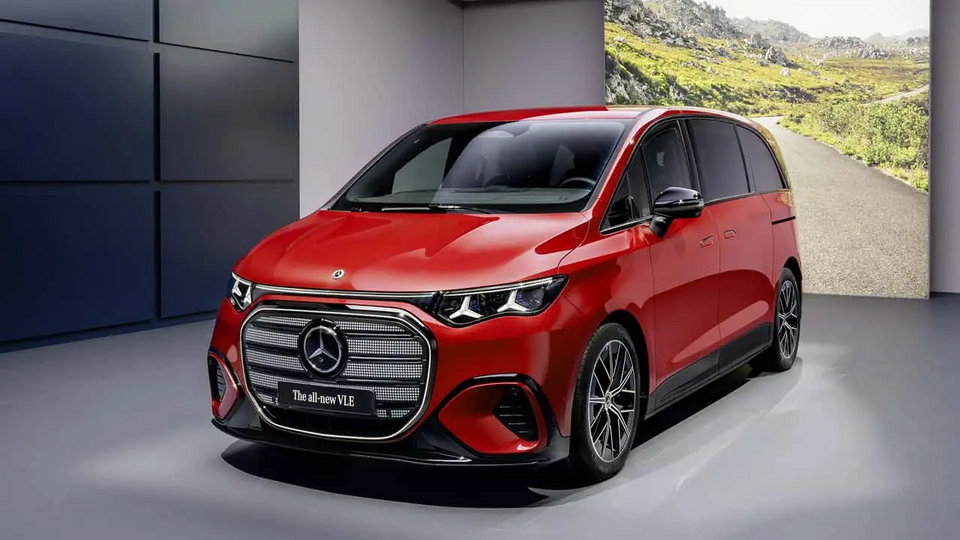 Nội thất sang trọng của Mercedes-Benz VLE với hệ thống màn hình giải trí cỡ lớn
