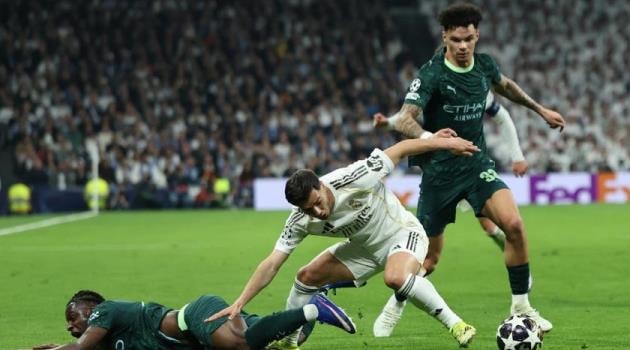 Man City sụp đổ trước sức mạnh của Real Madrid tại lượt đi vòng 1/16 Champions League.