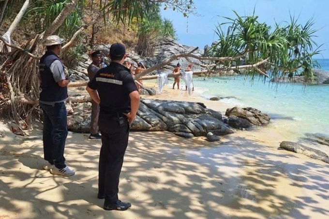 Cảnh sát địa phương kiểm tra bãi biển Shadow Beach tại Rawai, Phuket.