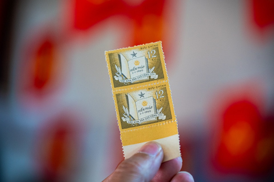Hiến pháp năm 1959 là sự kết tinh của tư tưởng xây dựng chủ nghĩa xã hội, là kết quả của quá trình đấu tranh giải phóng dân tộc, đặt nền móng cho việc xây dựng Nhà nước pháp quyền xã hội chủ nghĩa Việt Nam. Ngày 1/1/1960, Chủ tịch Hồ Chí Minh đã ký sắc lệnh công bố Hiến pháp của nước Việt Nam Dân chủ Cộng hoà. Chào mừng sự kiện này, Ngành Bưu điện phát hành bộ tem