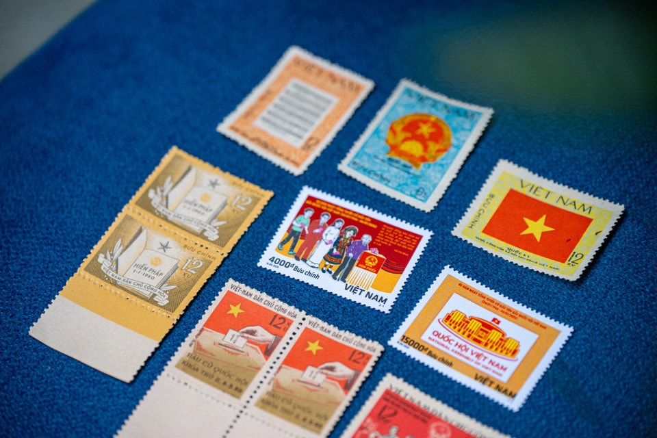 Các bộ tem quý về Bầu cử Quốc hội Việt Nam là di sản văn hóa, lịch sử quan trọng, ghi lại các cột mốc từ năm 1946 đến nay không chỉ thể hiện quyền dân chủ mà còn là tác phẩm nghệ thuật, tôn vinh hình ảnh Quốc hội và sự thống nhất đất nước qua từng thời kỳ. (Ảnh: Minh Sơn/Vietnam+)