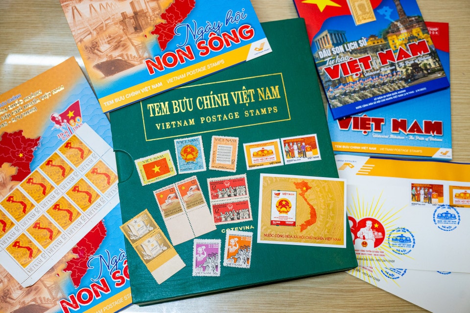 Tem bưu chính tưởng chừng nhỏ bé nhưng lại là “nhân chứng” lịch sử gắn với các dấu mốc quan trọng của đất nước. Các kỳ bầu cử Quốc hội Việt Nam cũng được ghi lại một cách sinh động qua từng bộ sưu tập tem. (Ảnh: Minh Sơn/Vietnam+)