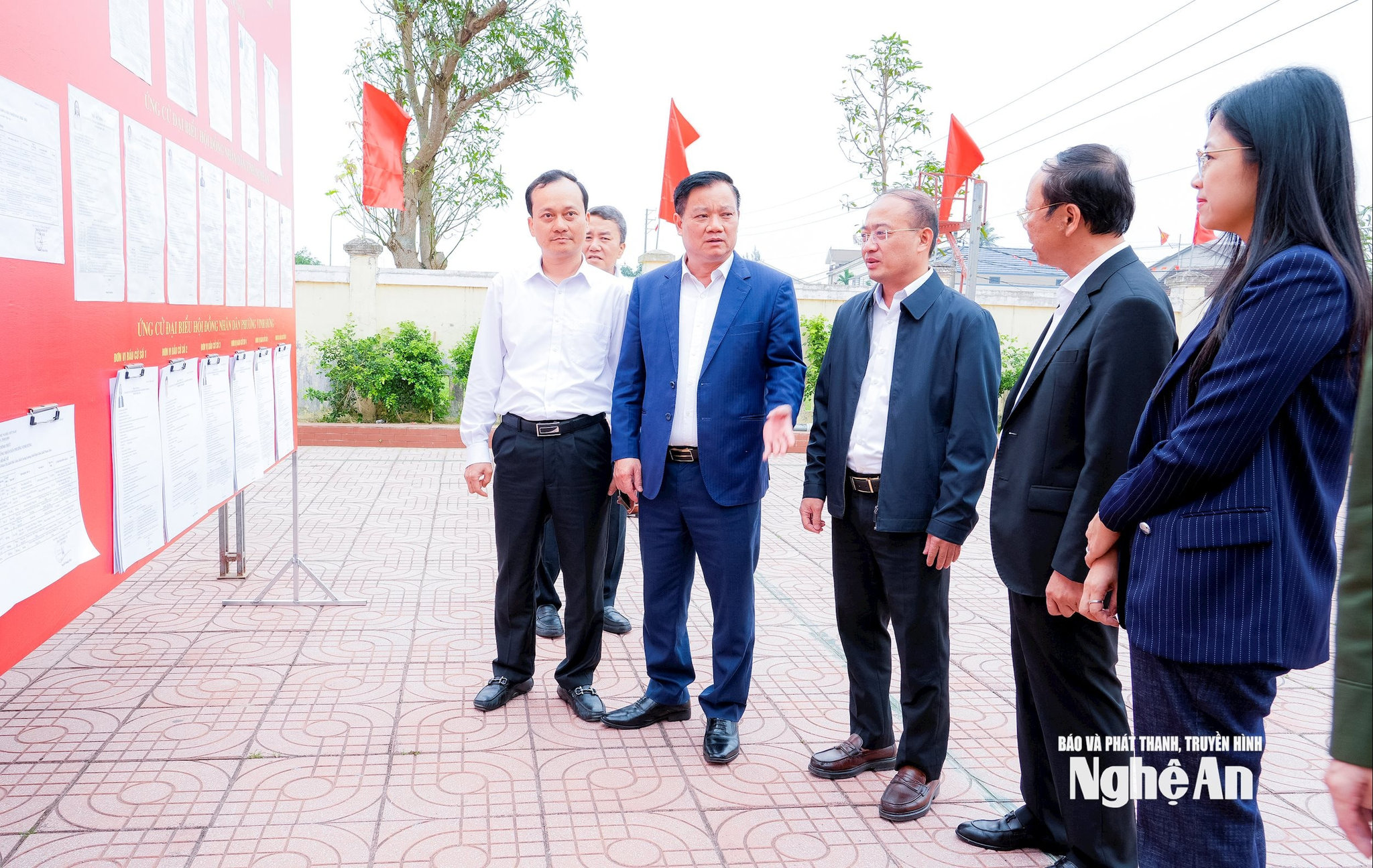 Bí thư Tỉnh ủy Nguyễn Khắc Thận kiểm tra việc niêm yết danh sách cử tri tại điểm bầu cử nhà văn hoá khối Nghi Kim 9 (phường Vinh Hưng). Ảnh Phạm Bằng