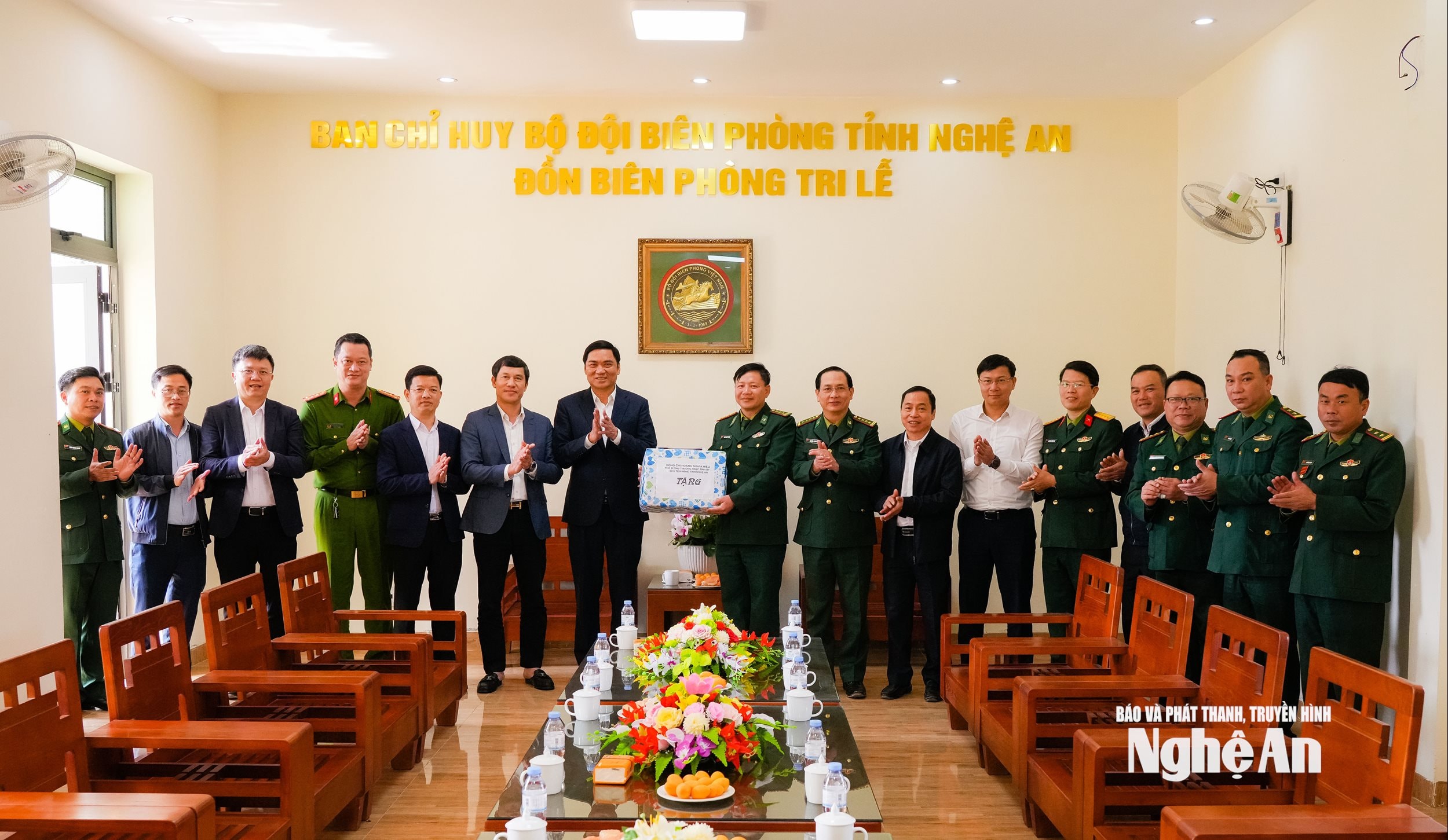  tặng quà Đồn Biên phòng Tri Lễ