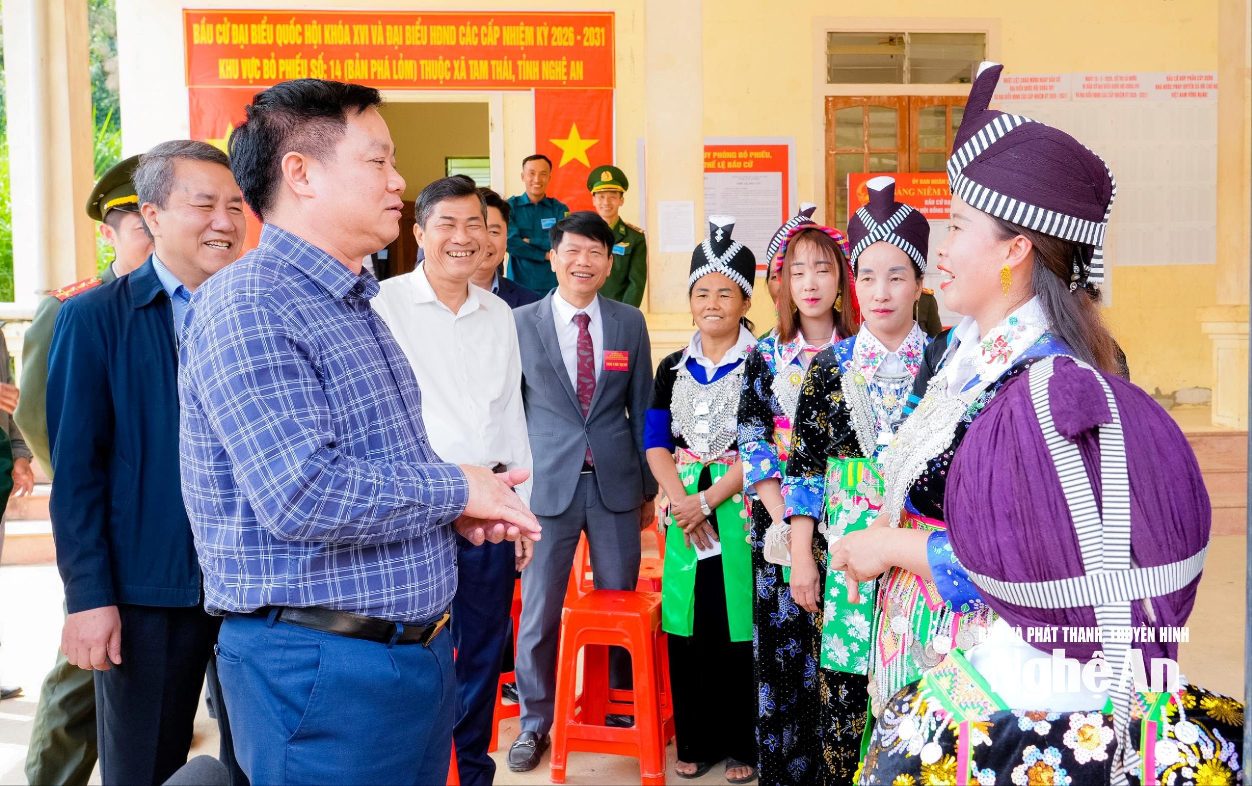 Bí thư Tỉnh ủy Nguyễn Khắc Thận thăm hỏi, động viên và ghi nhận tinh thần trách nhiệm của các cử tri. Ảnh: Phạm Bằng