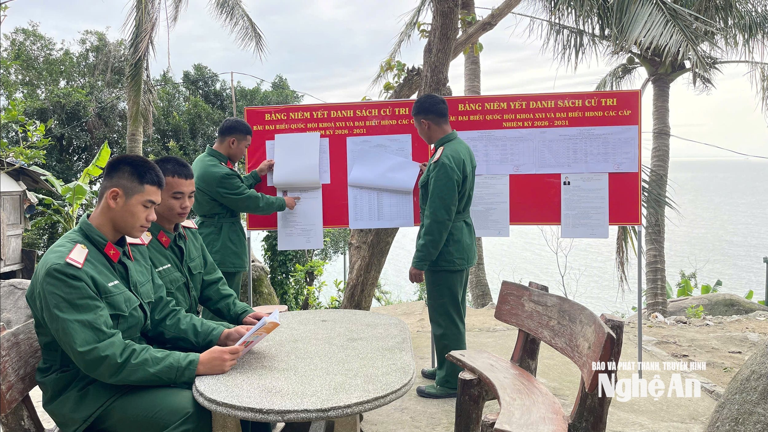 Chiến sĩ Tiểu đoàn hỗn hợp Đảo Mắt tìm hiểu thông tin ứng viên đại biểu 2