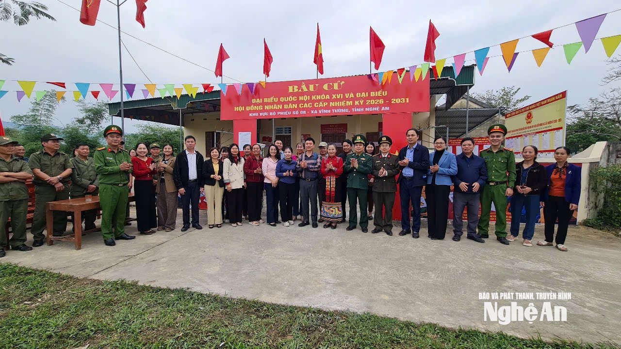 Phó Bí thư Tỉnh ủy Võ Thị Minh Sinh đánh giá cao công tác chuẩn bị bầu cử của xã Vĩnh Tường. Ảnh Nguyễn Toàn