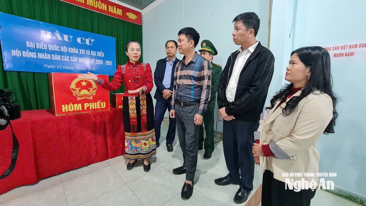 Phó Bí thư Tỉnh ủy Võ Thị Minh Sinh đề nghị Tổ bầu cử rà soát các bước và hướng dẫn cử tri bỏ phiếu thuận tiện. Ảnh Nguyễn Toàn