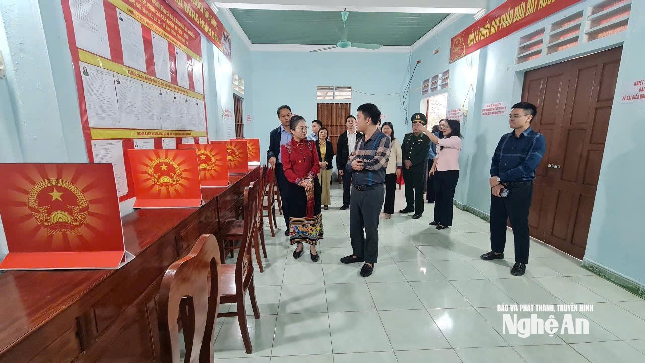 Phó Bí thư Tỉnh ủy Võ Thị Minh Sinh lưu ý Ban Bầu cử xã Vĩnh Tường để việc bỏ phiếu được tiến hành an toàn, nghiêm túc, đúng quy định. Ảnh Nguyễn Toàn