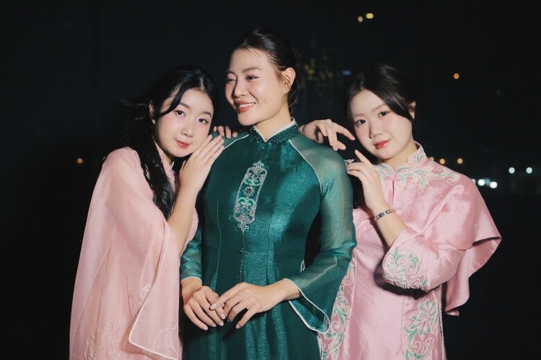 Sau khi ly hôn, nữ diễn viên làm mẹ đơn thân nuôi 2 con gái.