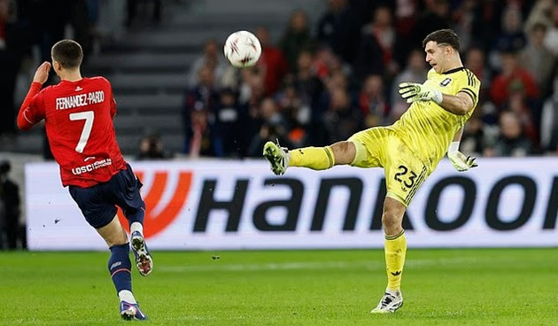 Thủ môn Emiliano Martinez thi đấu tập trung trước sức ép từ cổ động viên Lille