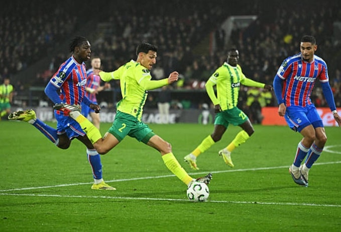 AEK Larnaca thỉnh thoảng cũng có những pha phản công sắc nét.