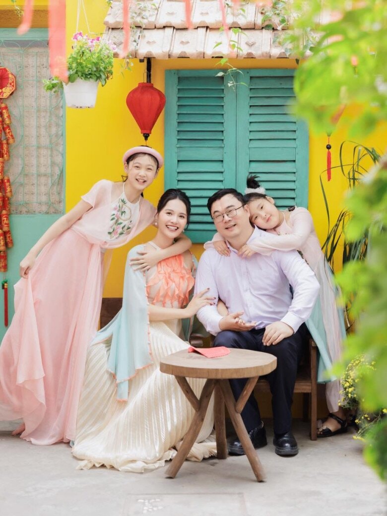 Gia đình hạnh phúc của Hoa hậu Hương Giang và ông xã người Trung Quốc.