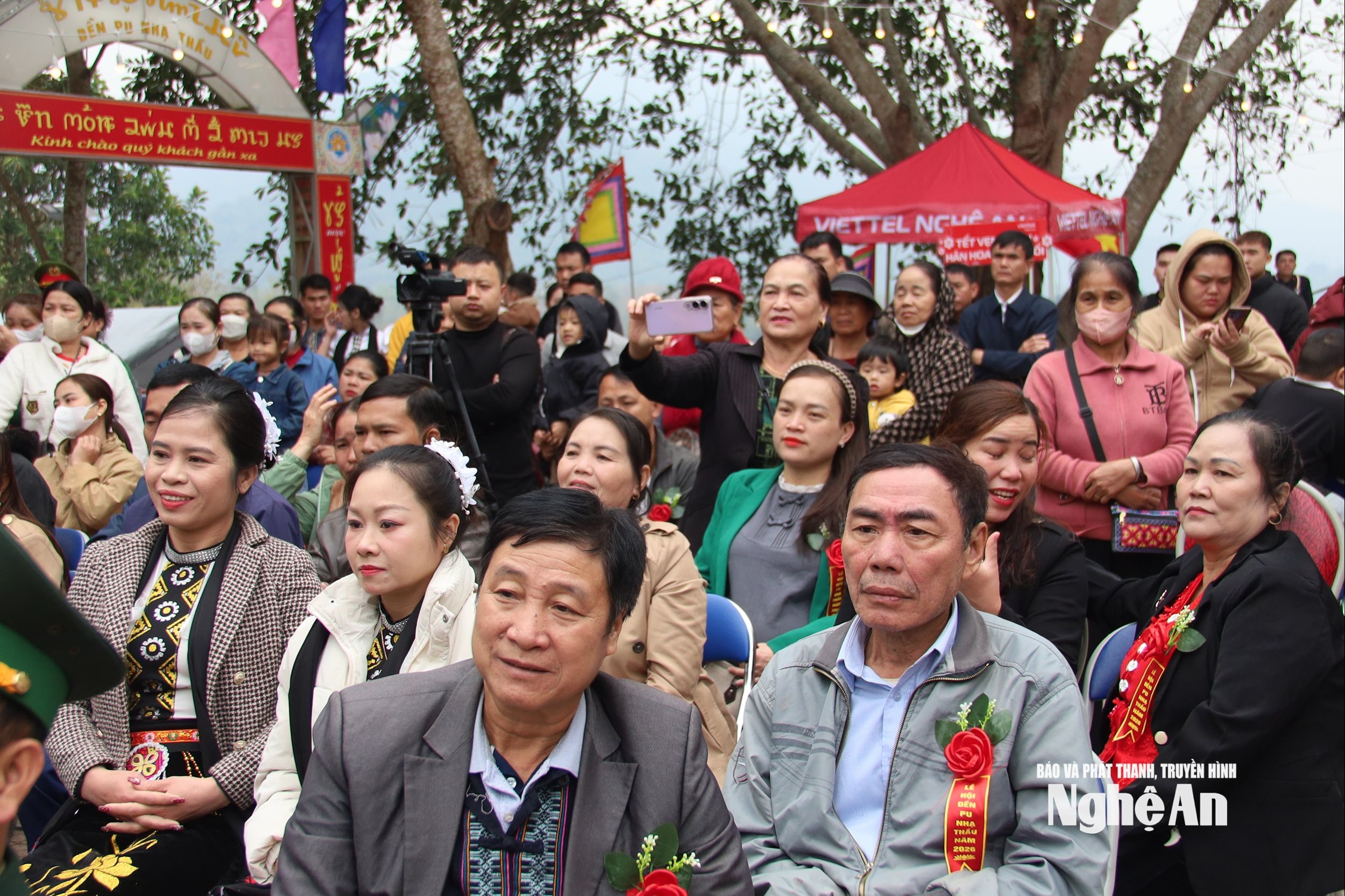 Người dân xem lễ hội