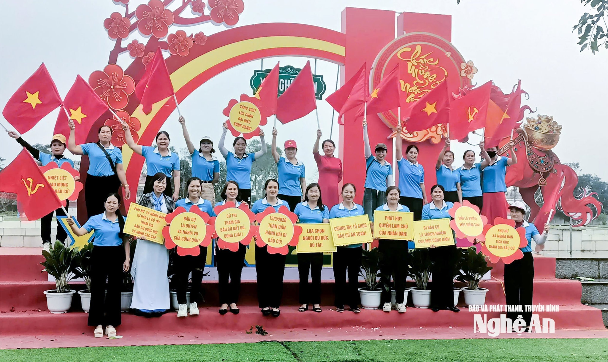 Phụ nữ xã Nghĩa Đàn tuyên truyền, cổ động về ngày bầu cử 15-3-2026. Ảnh Mai Hoa