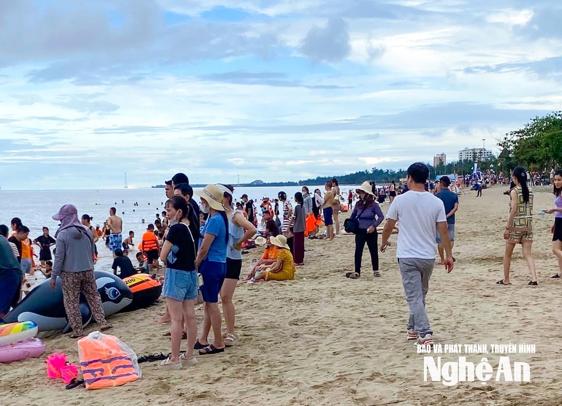 Bãi biển Cửa Lò thu hút rất đông du khách vào mùa hè. Ảnh: Minh Quân