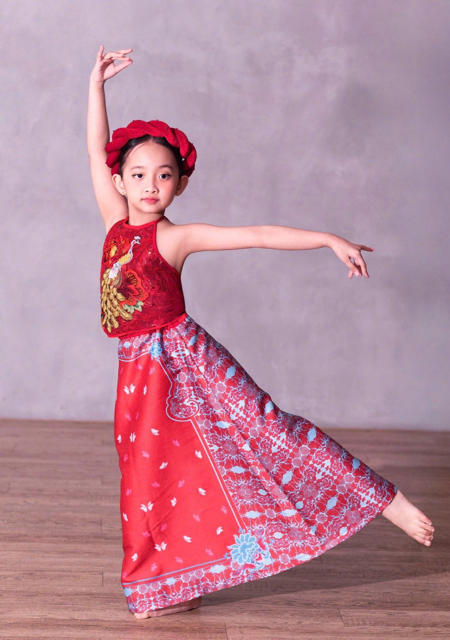 Khánh Thi và Phan Hiển cho các con tiếp xúc với bộ môn dancesport từ sớm.
